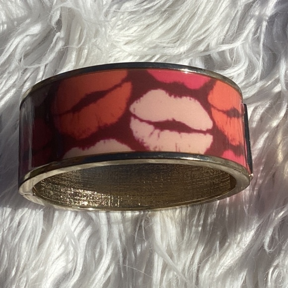 NWT Ulta Hinged LipPrint GoldTone Bracelet - Picture 5 of 6
